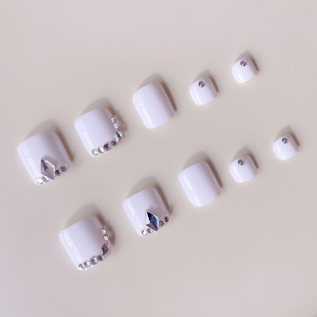 Nail art with rhinestone accents Bowlift