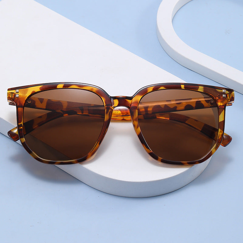 Ladies trendy square sunglasses with robust plastic frame Bowlift