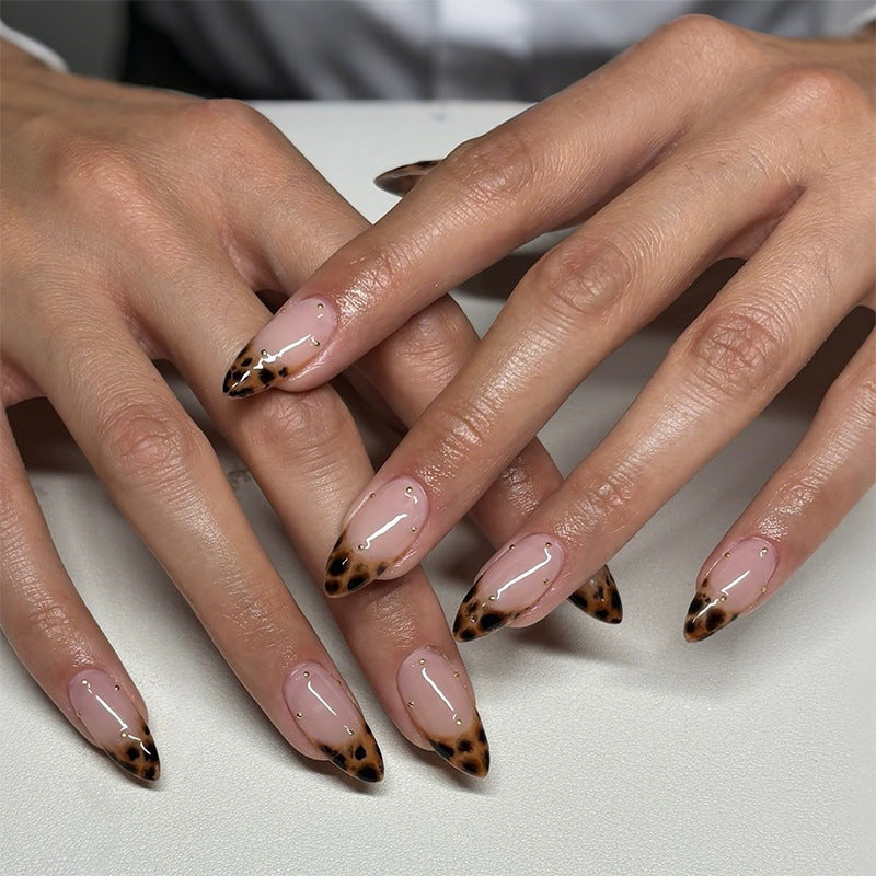 Nail art set with leopard pattern and glitter embellishments Bowlift