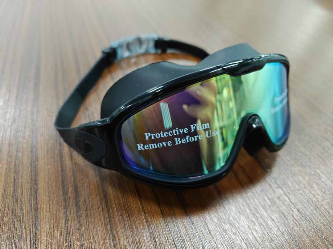 Diving mask with wide field of view and magnet holder Bowlift