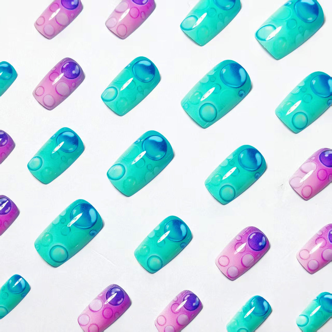 Artificial nails with shimmering water pearl motif Bowlift