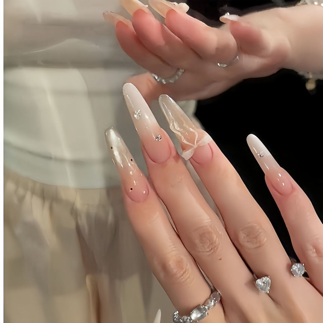 Artificial nails with elegant accents Bowlift