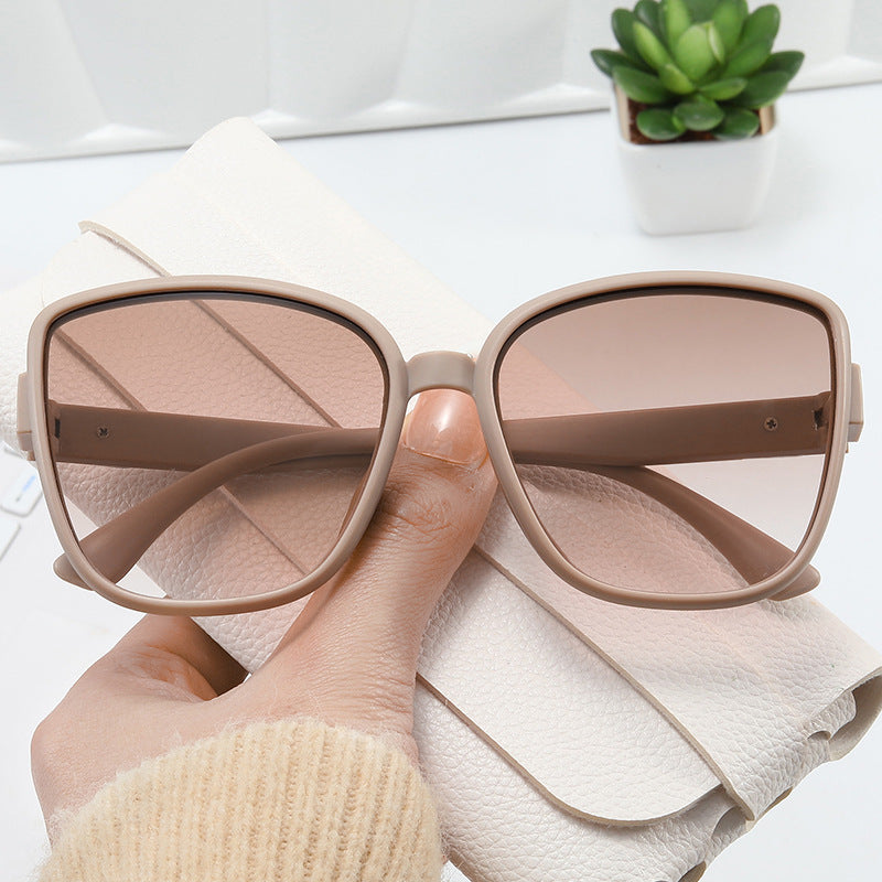 Women’s elegant oversized sunglasses in modern design Bowlift