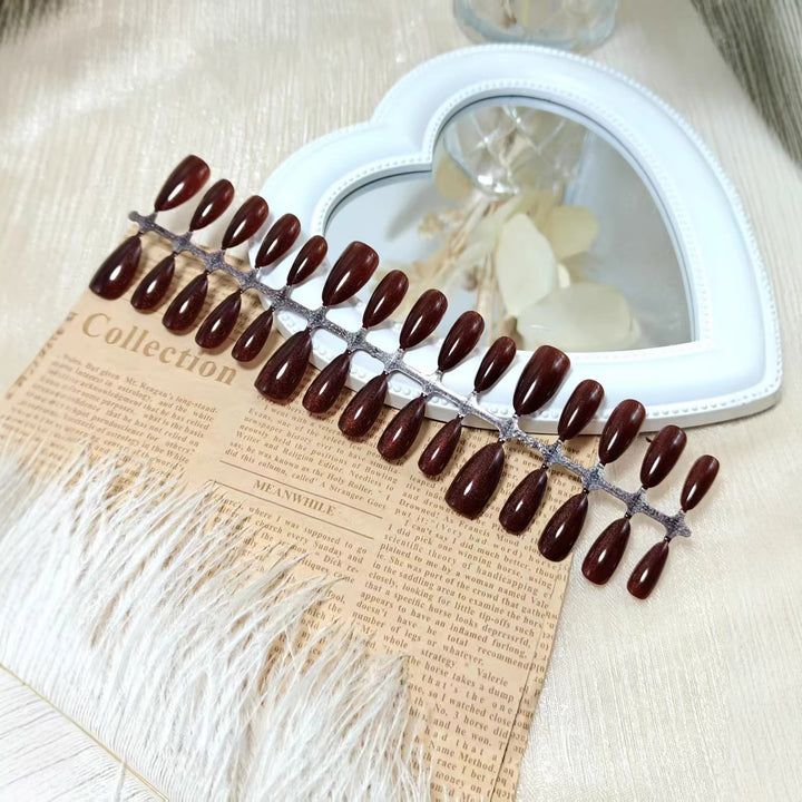 Artificial nails with shimmering shine Bowlift