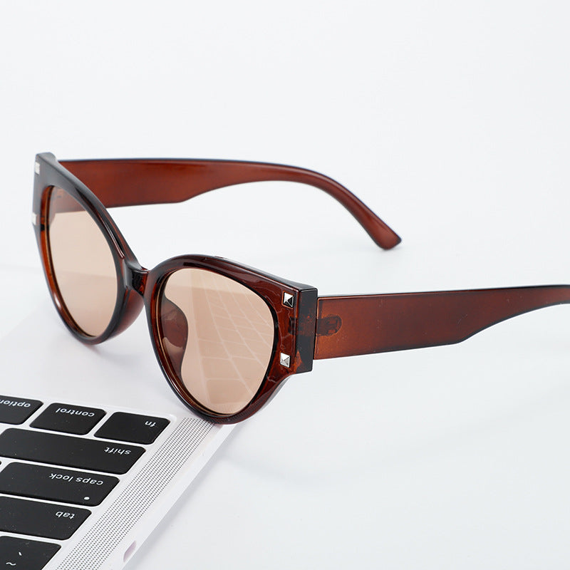 Women's trendy Cat-Eye sunglasses with glamorous accents Bowlift