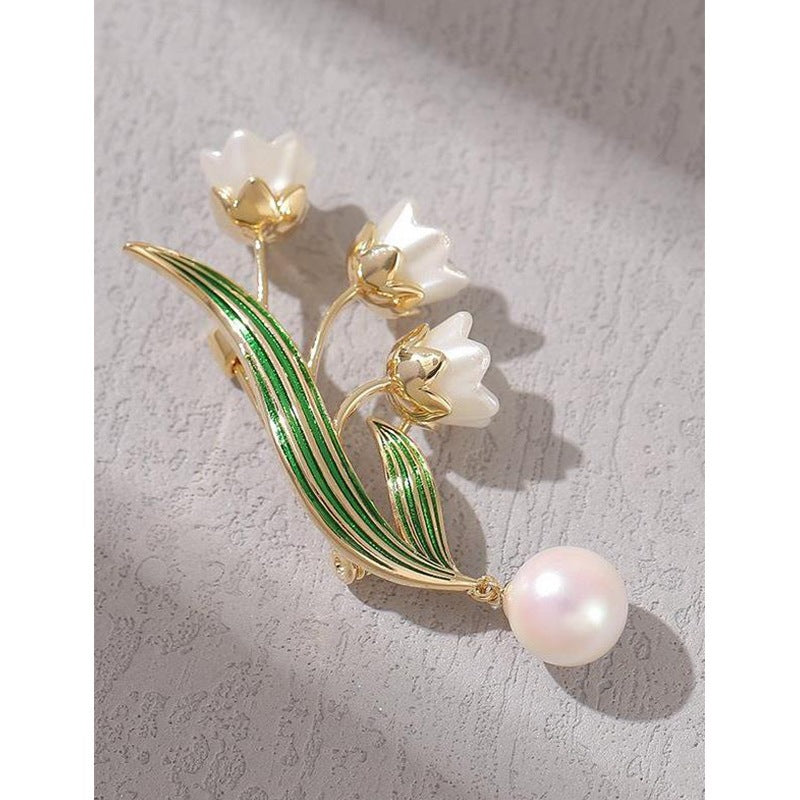 Elegant flower brooch with pearl pendant Bowlift