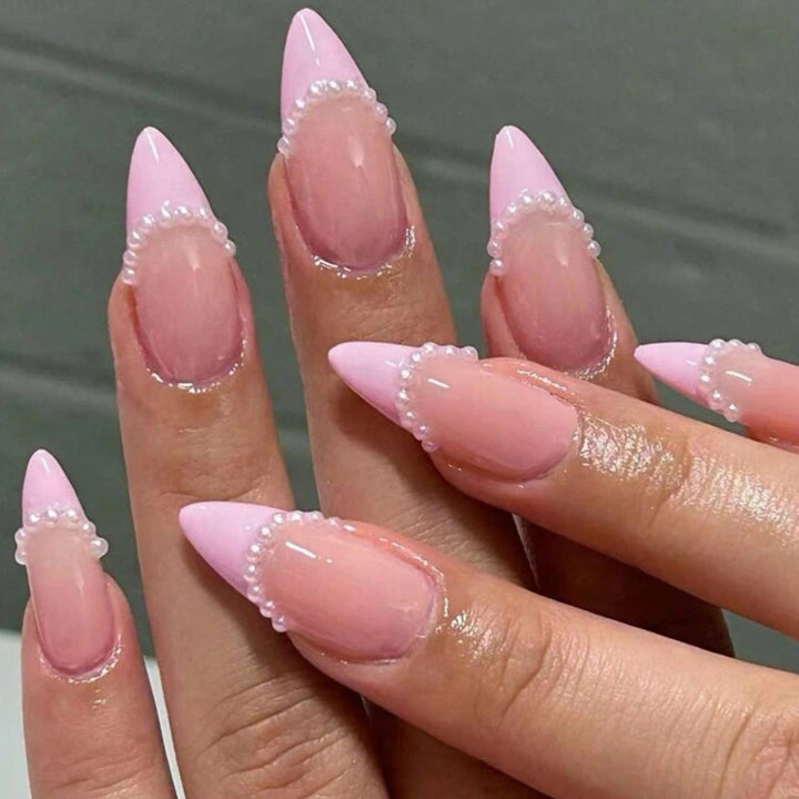 Nail set with elegant pearl design Bowlift