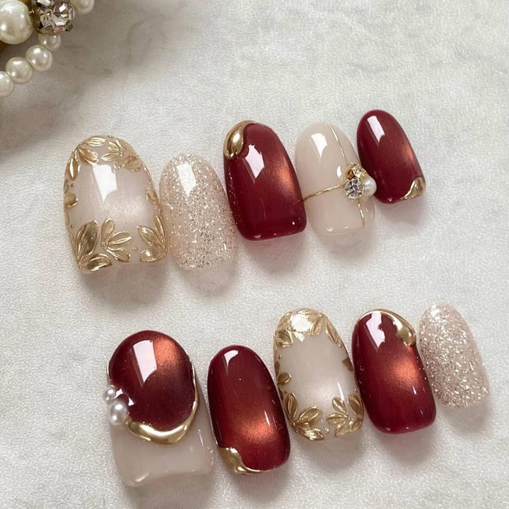 Artificial nails with elegant gold accent Bowlift