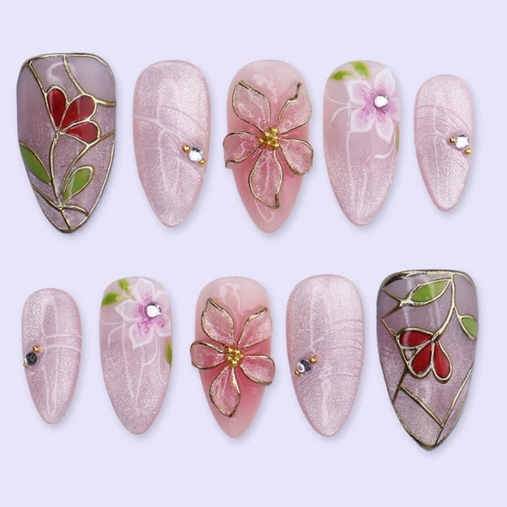 Nail art set with filigree floral decorations and shiny details Bowlift