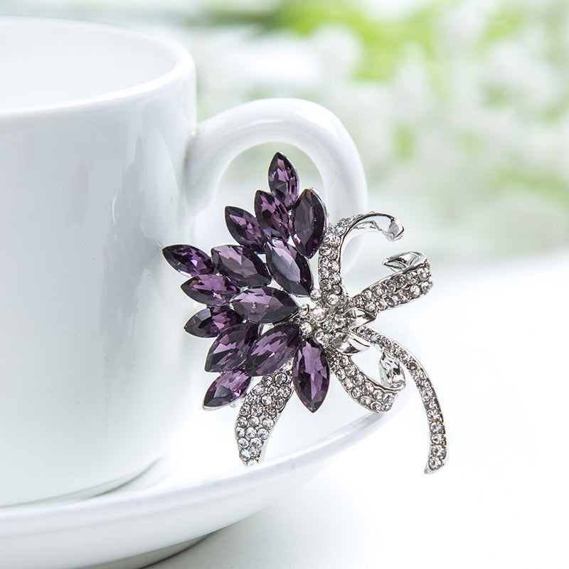 Sparkling brooch with floral design Bowlift