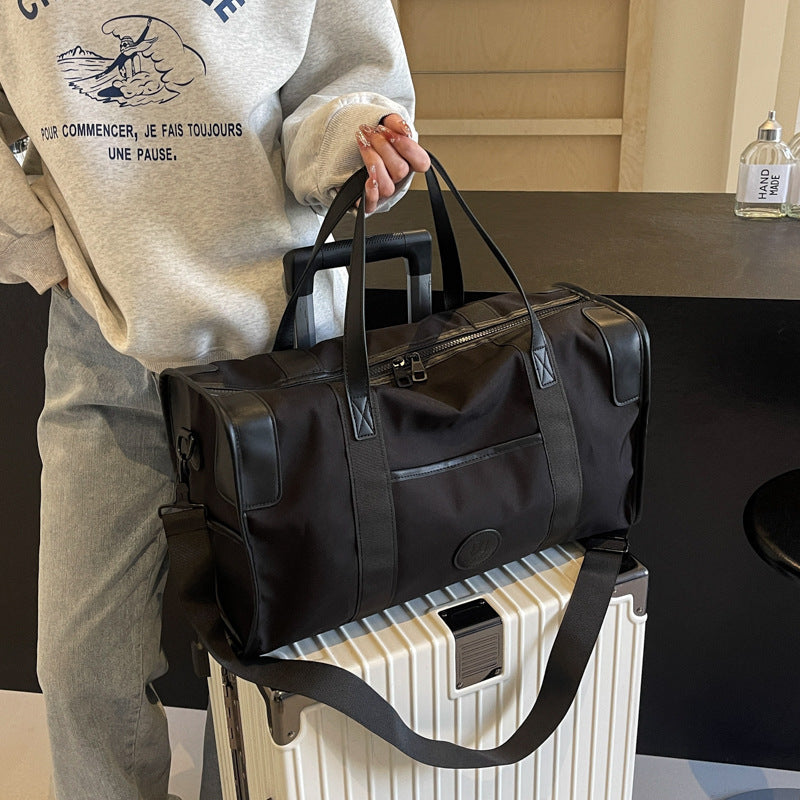 Sporty leisure duffel bag with durable material and adjustable shoulder strap Bowlift