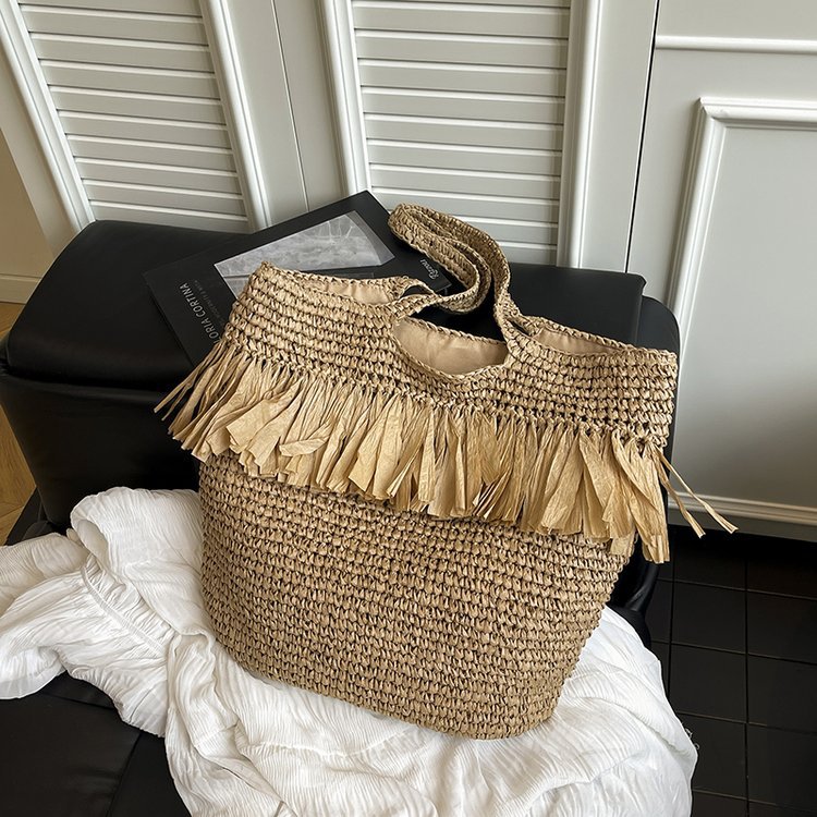 Straw bag with fringes and modern details Bowlift