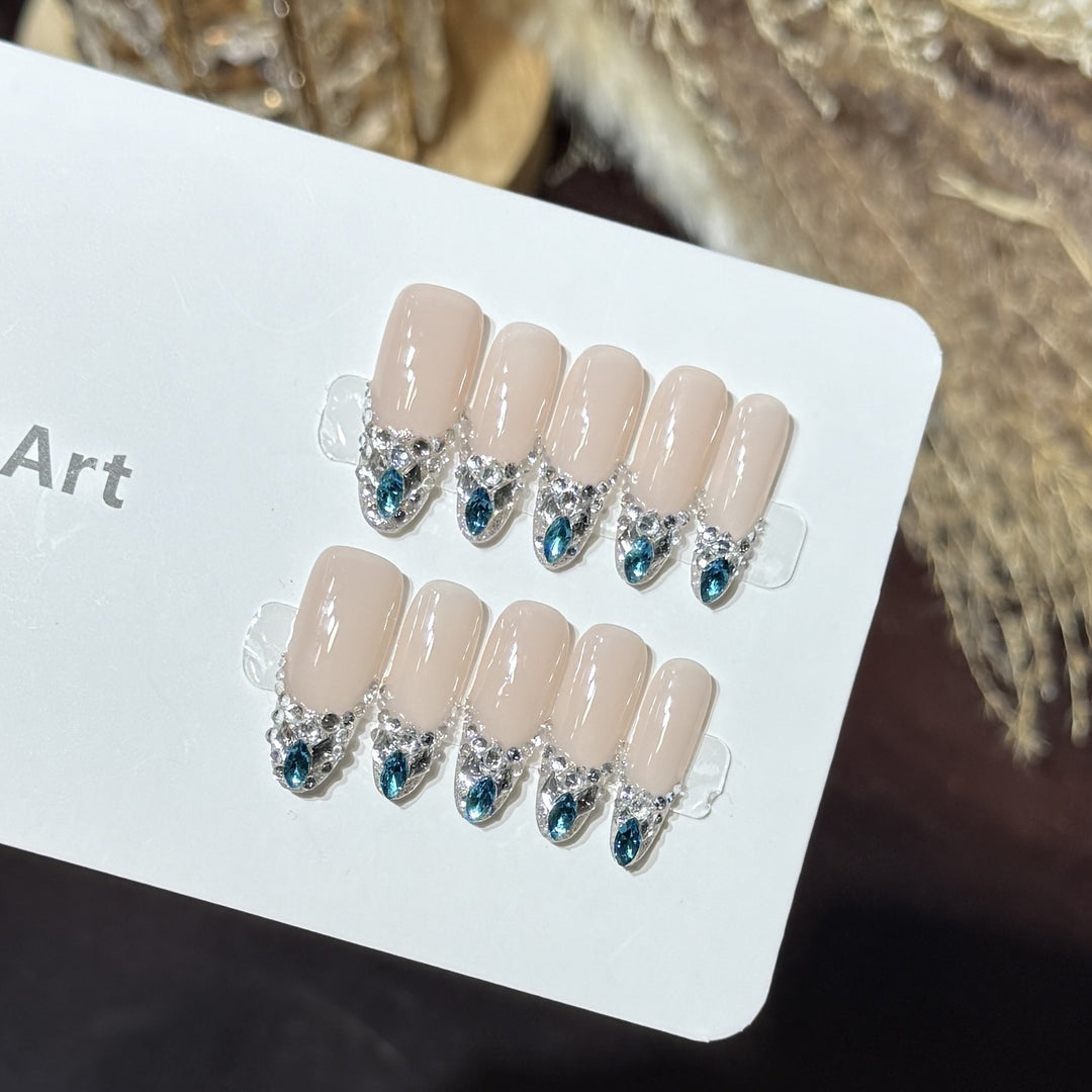Elegant Rhinestone-Accent Press-On Nail Set Bowlift