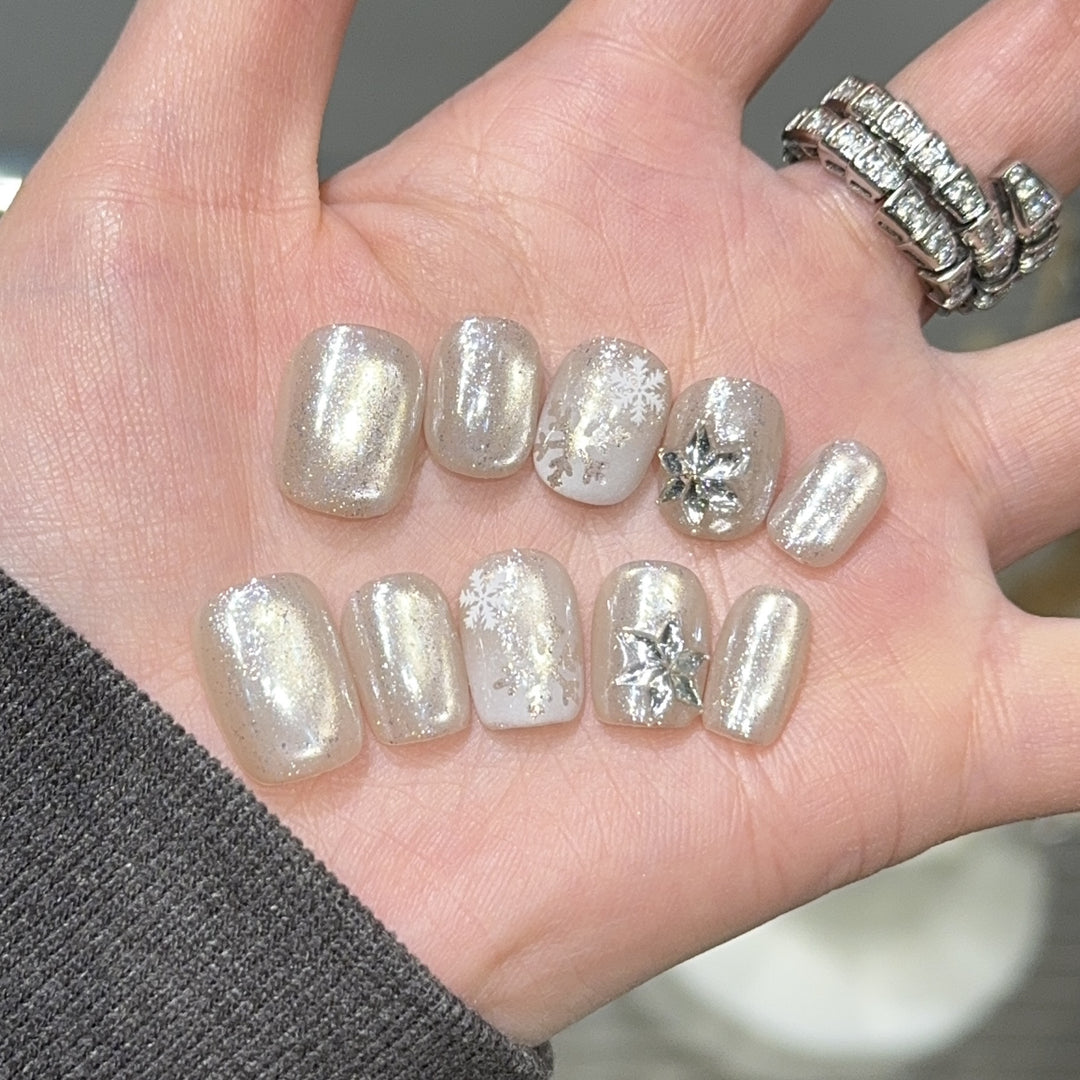 Artificial nails with festive snowflake design Bowlift