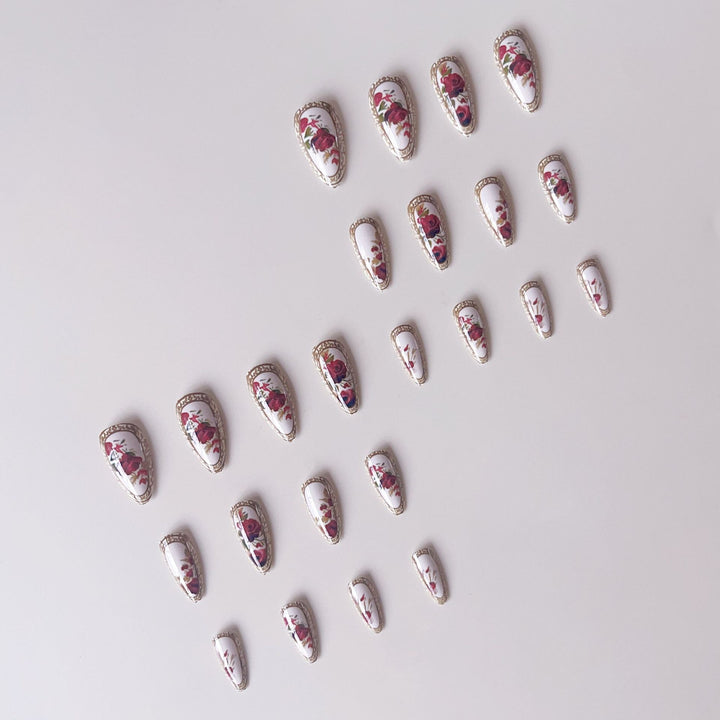 Artificial nail set with luxurious flower pattern and golden accents Bowlift