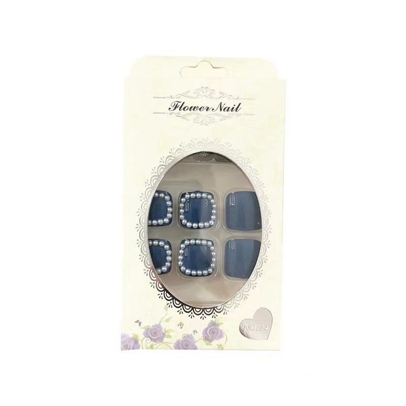 Artful toenails with elegant accents Bowlift