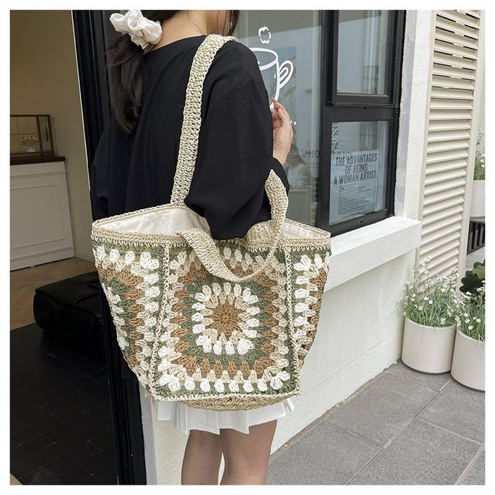 Beach bag made of hand-woven natural material with a square pattern Bowlift