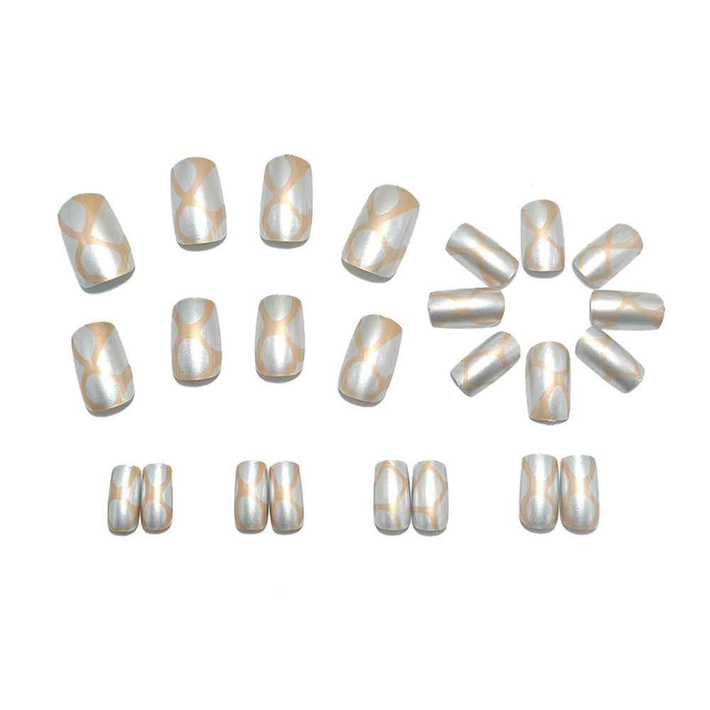 Elegant Artificial Nails with Metallic Design Bowlift