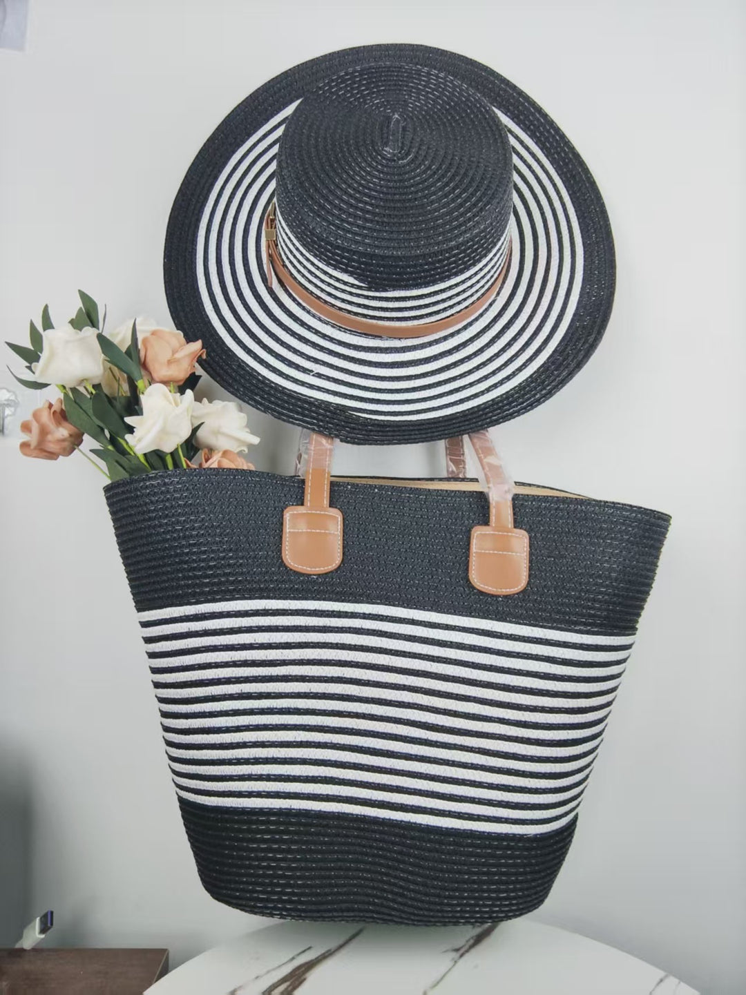 Sleek beach bag with matching sun hat Bowlift
