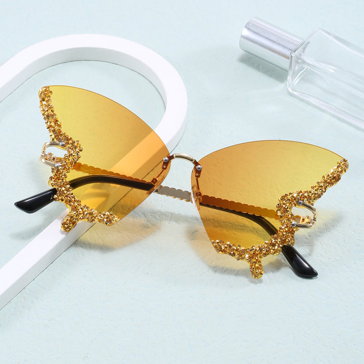 Ladies extravagant Cats Eye sunglasses with sparkling accents Bowlift