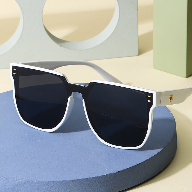 Women Fashionable Oversized Sunglasses with Distinctive Design Bowlift