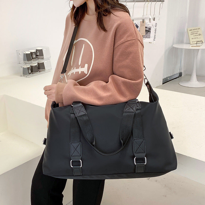 Sports bag with ergonomic carrying handles and versatile interior Bowlift