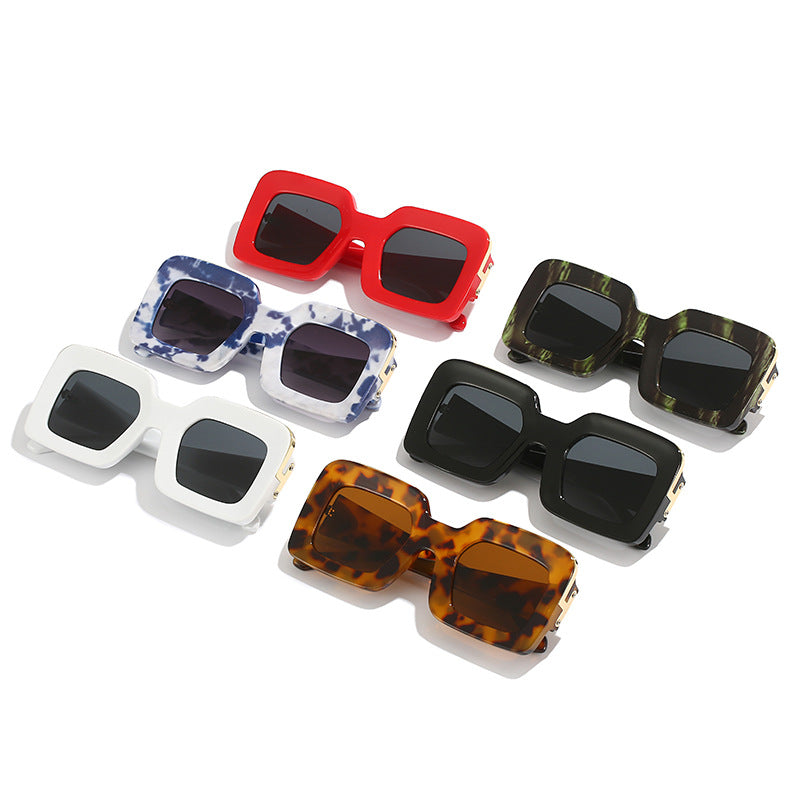 Women square sunglasses with luxurious design and golden accents Bowlift