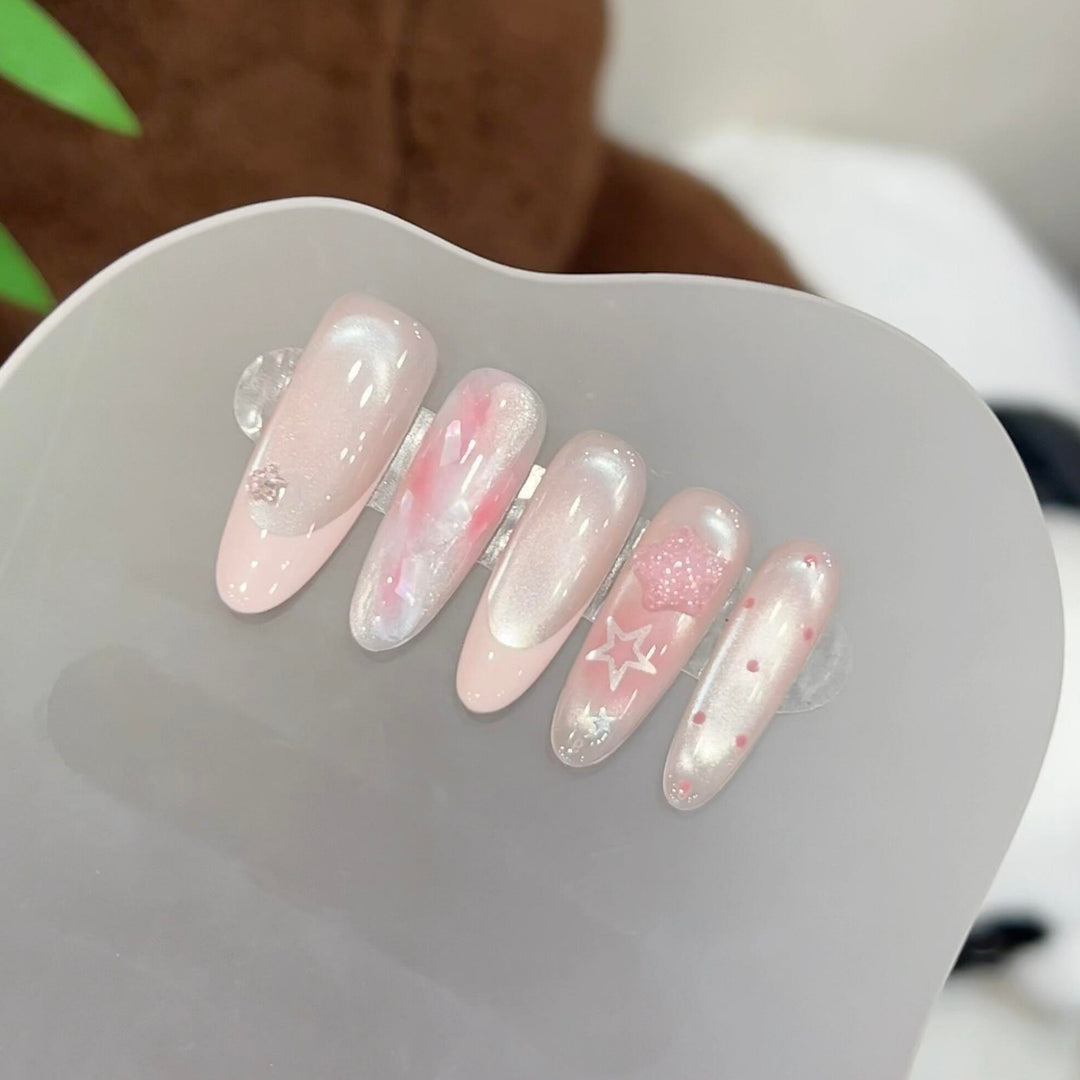 Artificial nails with delicate glitter and star motifs Bowlift