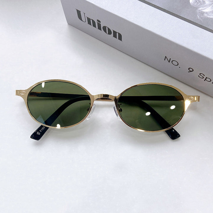 Fashionable Round Sunglasses with Elegant Golden Frame Bowlift