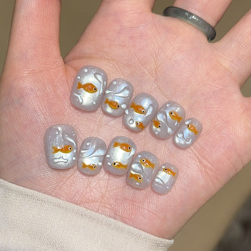 Artificial nails with goldfish design Bowlift