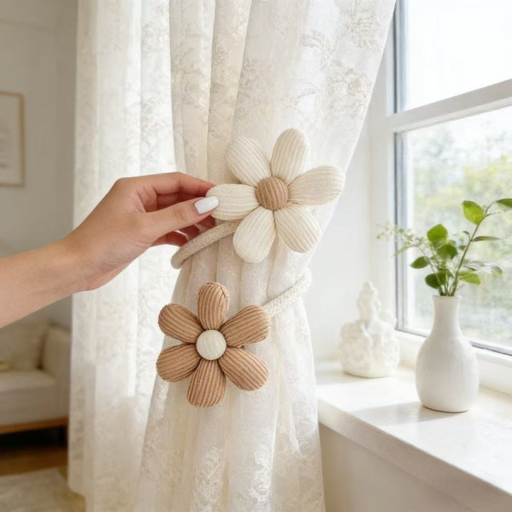 Decorative curtain holder Bowlift