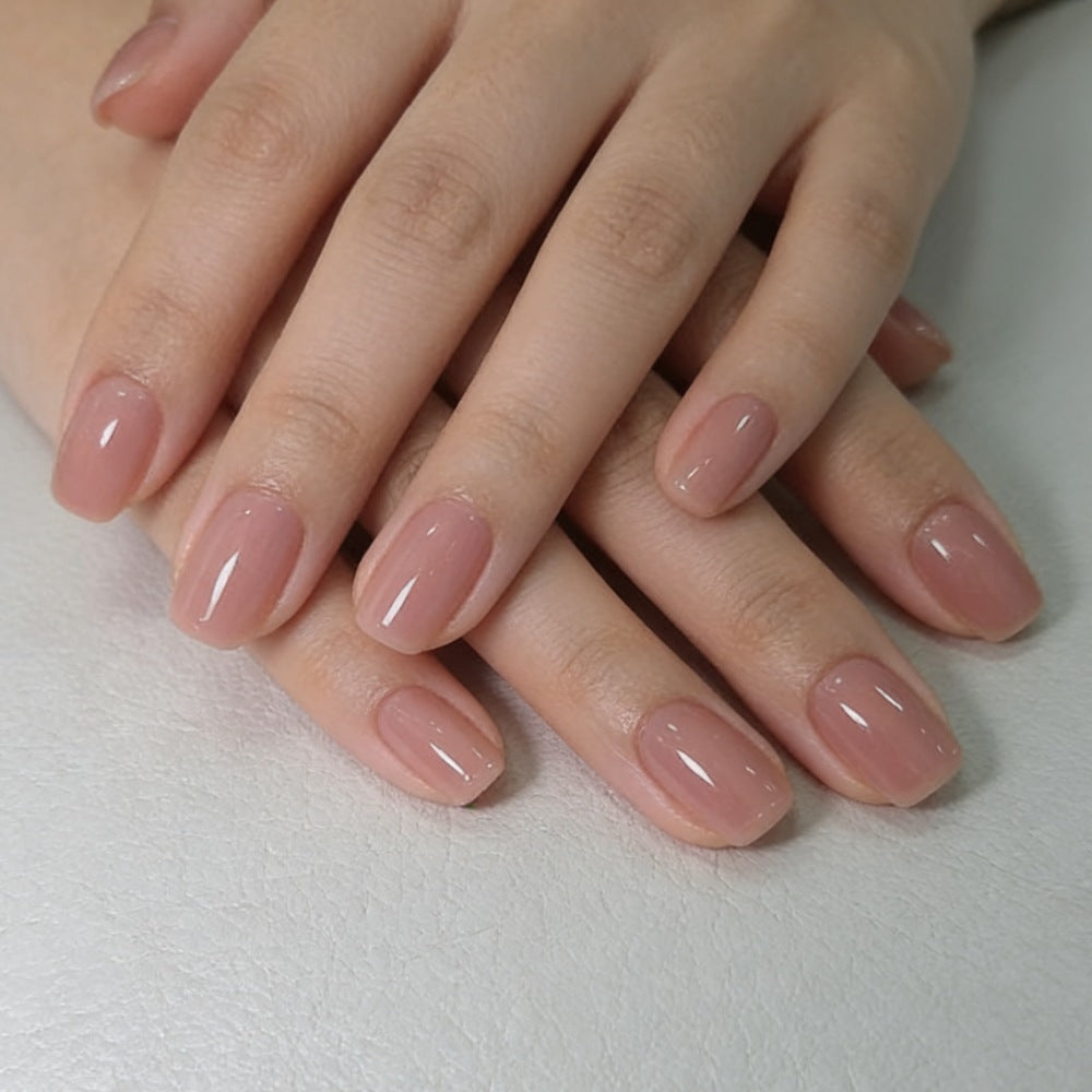 Artificial nails in elegant, natural style Bowlift