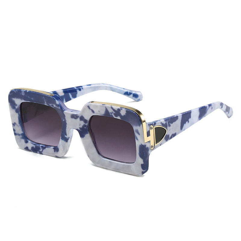Women square sunglasses with luxurious design and golden accents Bowlift