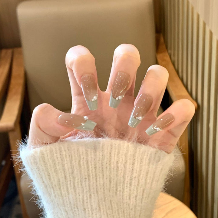 Playful artificial nails with glitter and colorful patterns Bowlift