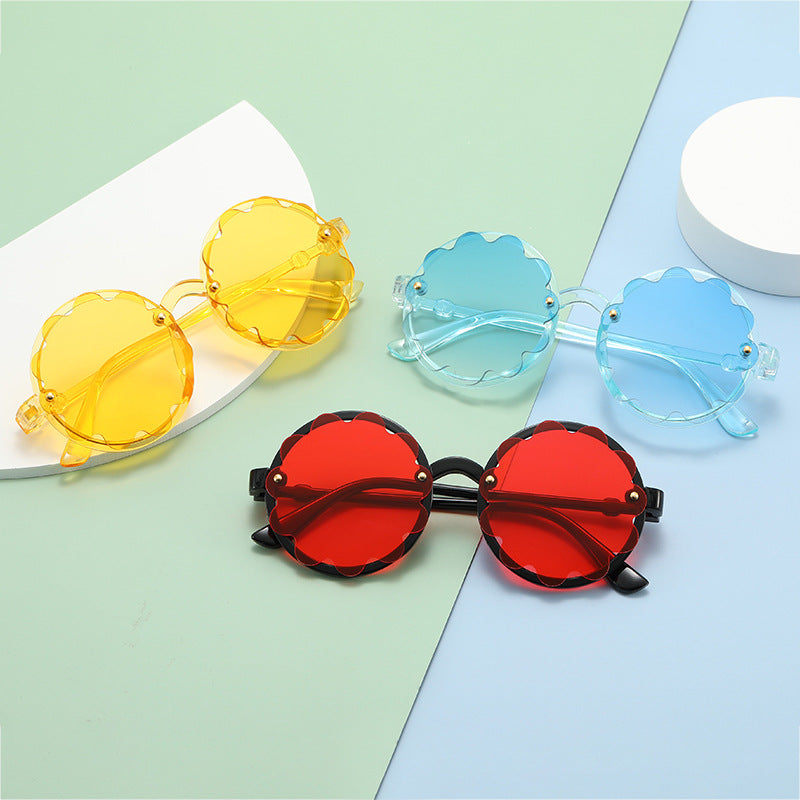 Ladies playful sunglasses with floral design Bowlift