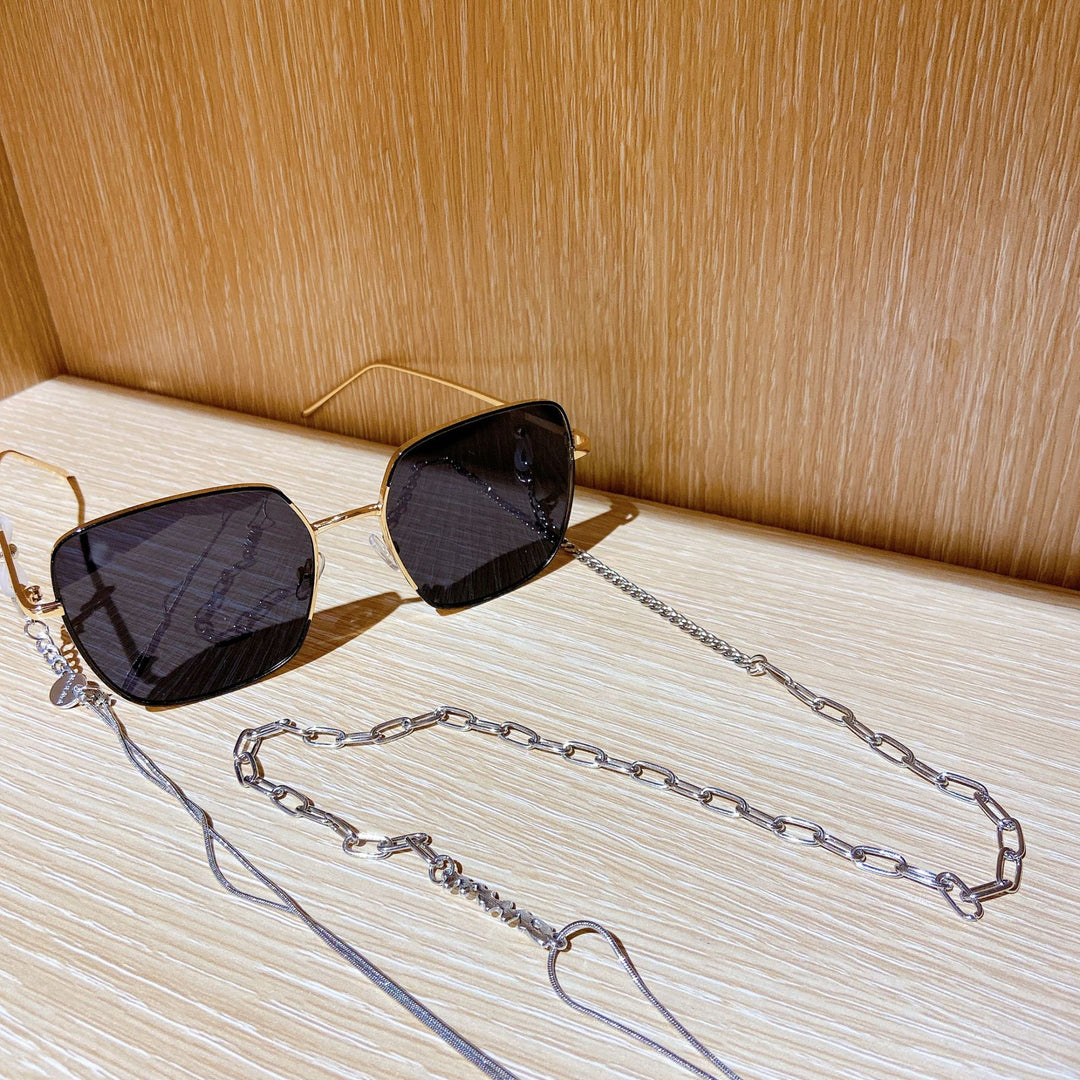 Fashionable sunglasses with luxurious chain strap Bowlift