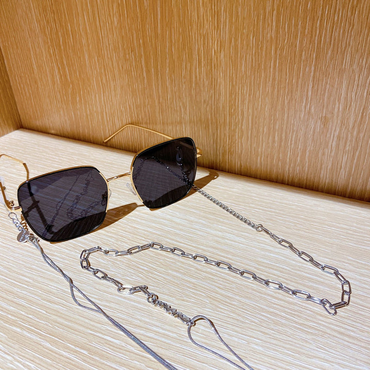 Fashionable sunglasses with luxurious chain strap Bowlift
