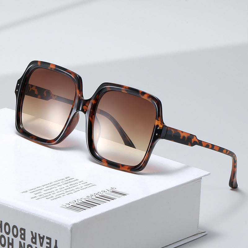 Women’s trendy oversized sunglasses with modern design Bowlift