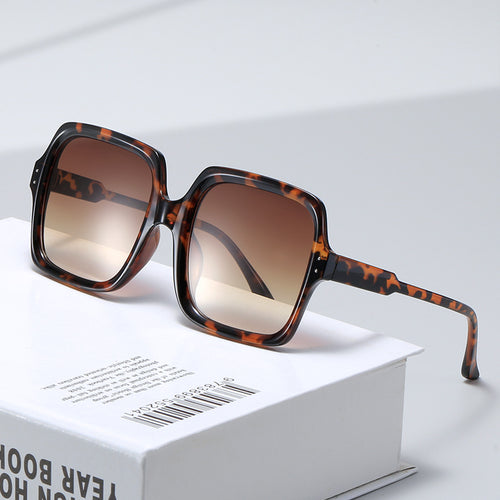 Women’s trendy oversized sunglasses with modern design Bowlift