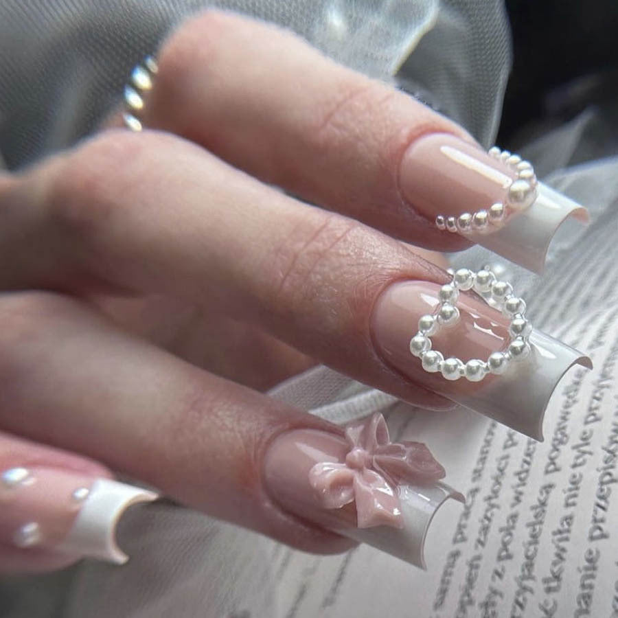 Artificial nail set with elegant 3D flowers and pearl embellishments Bowlift