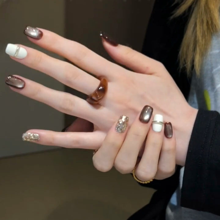 Artificial nails with elegant glitter pattern Bowlift