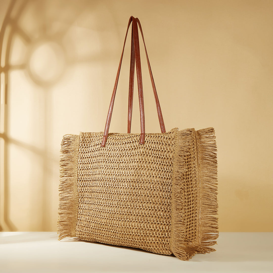 Beach bag made of raffia with fringed details Bowlift