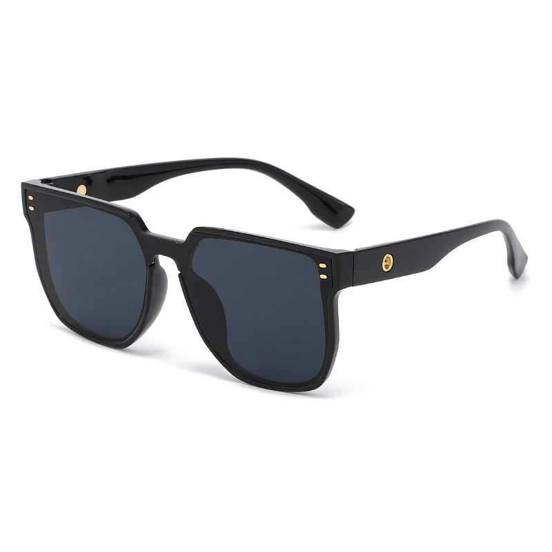 Women Fashionable Oversized Sunglasses with Distinctive Design Bowlift