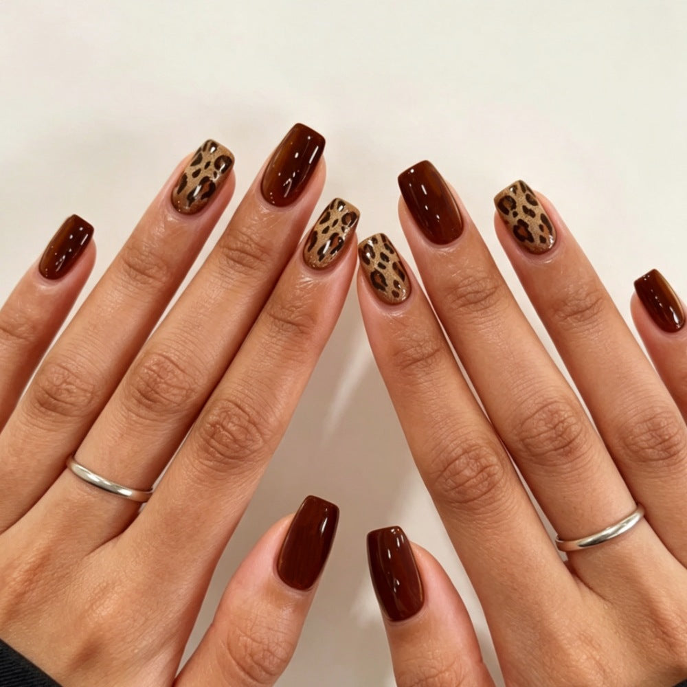 Fashionable leopard pattern artificial nails with glitter accents Bowlift