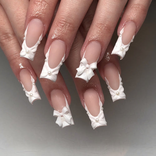 Artificial nail art with ribbon decoration Bowlift