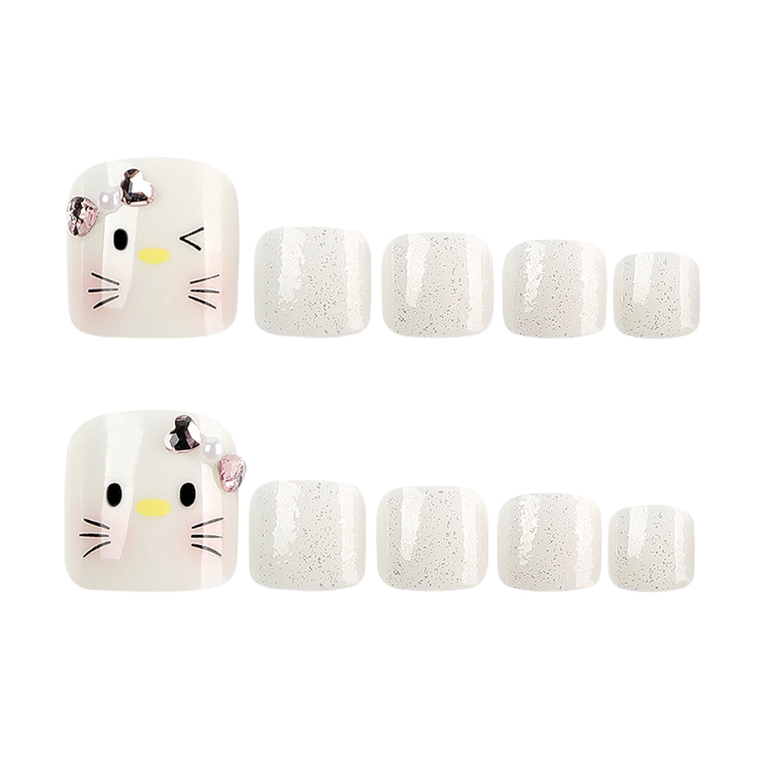 Artful toenail design with cute cat motif Bowlift