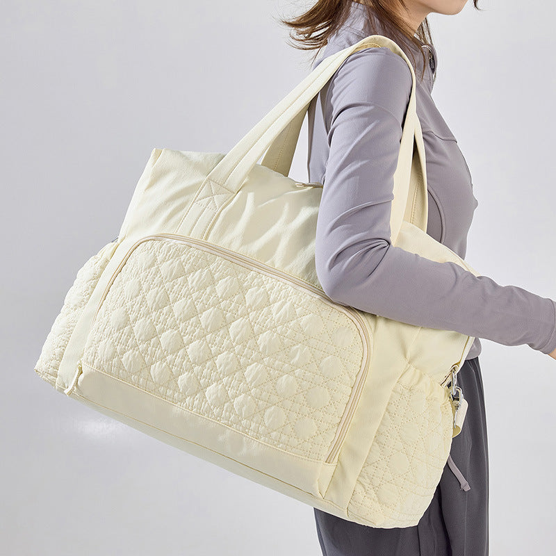 Sporty travel bag with innovative compartment design Bowlift