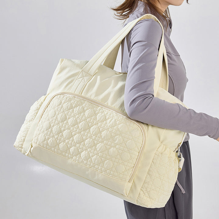 Sporty travel bag with innovative compartment design Bowlift
