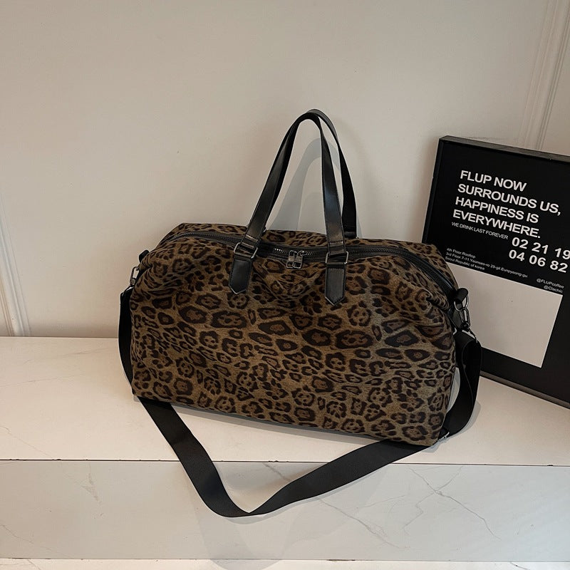 Weekend travel bag in fashionable leopard pattern Bowlift