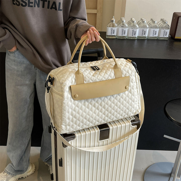 Sporty travel bag with ergonomic carrying system and water-repellent material Bowlift